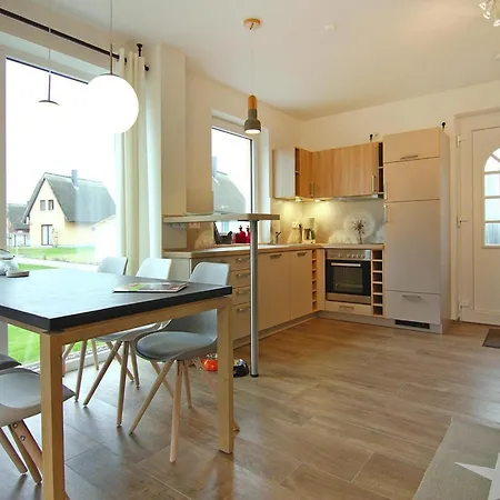 Holiday home Doppelhaushaelfte Westwind Im Hafendorf